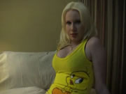 拉丁金髮女郎享受口爆高潮感覺