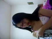 越南眼鏡女玩弄她的嫩穴